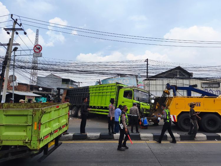 Sebuah truk bermuatan beras dengan nomor polisi BE 9104 CO terperosok di persimpangan Jalan Setiadarma II-Jalan Sultan Hasanuddin, Tambun Selatan, Kabupaten Bekasi, Senin (06/04) pagi.