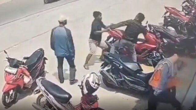 Seorang pria yang dikenal sebagai preman kampung berinisial IB terlibat insiden kekerasan dengan seorang pengunjung minimarket di Jalan Haji Nausan, Desa Srimukti, Kecamatan Tambun Utara, Kamis (02/04). Peristiwa ini terekam kamera CCTV dan viral di media sosial.