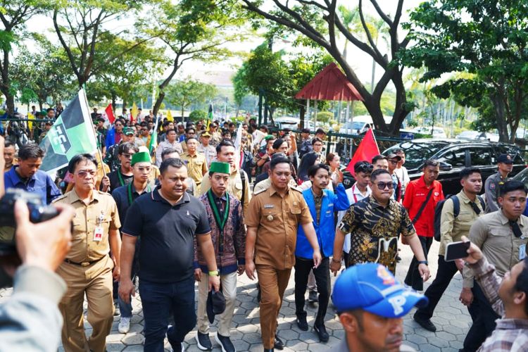 Mahasiswa di Kabupaten Bekasi mendorong agar slogan ‘Bangkit, Maju, Sejahtera’ yang menjadi visi dan misi kepala daerah terpilih dapat diwujudkan secara nyata oleh pemerintah daerah setempat, bukan sekadar menjadi jargon kosong tanpa implementasi.