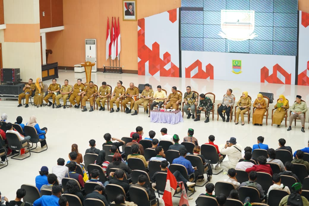 Pelaksana Tugas (Plt) Bupati Bekasi, Asep Surya Atmaja, menggelar dialog interaktif bersama ratusan mahasiswa yang tergabung dalam aliansi organisasi kemahasiswaan Cipayung Plus Bekasi. Dialog tersebut merupakan tindak lanjut atas aksi unjuk rasa yang dilakukan aliansi tersebut beberapa waktu lalu.