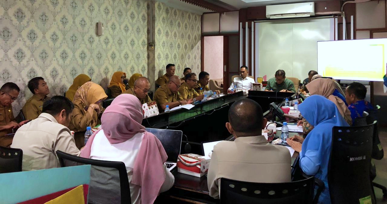 Komisi III DPRD Kota Bekasi menggelar rapat kerja untuk membahas Laporan Keterangan Pertanggungjawaban (LKPJ) Kepala Daerah Kota Bekasi Tahun 2025, khususnya pada sektor ekonomi, keuangan, dan pendapatan daerah pada hari Senin (06/04).