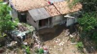Sejumlah rumah warga di Kampung Kaum RT 01/05, Desa Kalijaya, Kecamatan Cikarang Barat mengalami kerusakan parah hingga ambruk akibat tanah pondasi yang terus terkikis aliran Kali Cikarang saat musim hujan melanda. Kondisi ini memaksa sejumlah warga kehilangan tempat tinggal karena struktur bangunan yang sudah tidak stabil dan membahayakan keselamatan jiwa