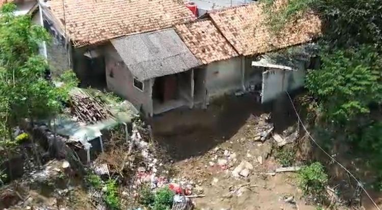 Sejumlah rumah warga di Kampung Kaum RT 01/05, Desa Kalijaya, Kecamatan Cikarang Barat mengalami kerusakan parah hingga ambruk akibat tanah pondasi yang terus terkikis aliran Kali Cikarang saat musim hujan melanda. Kondisi ini memaksa sejumlah warga kehilangan tempat tinggal karena struktur bangunan yang sudah tidak stabil dan membahayakan keselamatan jiwa
