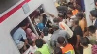 Proses evakuasi penumpang yang terjebak di KRL Commuterline pasca insiden kecelakaan yang melibatkan kereta jarak jauh Argo Bromo Anggrek di wilayah Kecamatan Bekasi Timur, Kota Bekasi, Senin (27/08) malam.