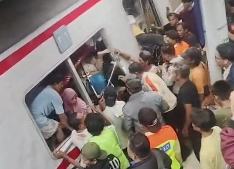 Proses evakuasi penumpang yang terjebak di KRL Commuterline pasca insiden kecelakaan yang melibatkan kereta jarak jauh Argo Bromo Anggrek di wilayah Kecamatan Bekasi Timur, Kota Bekasi, Senin (27/08) malam.