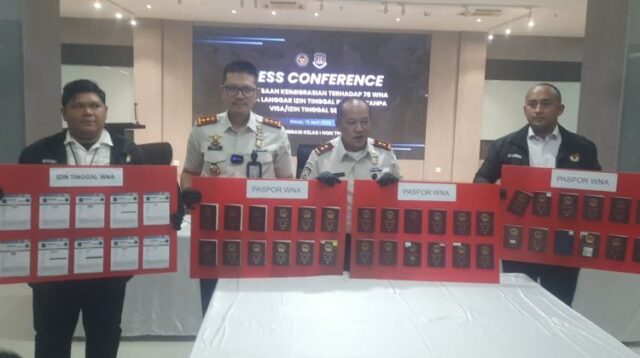 Kantor Imigrasi Bekasi masih melakukan pemeriksaan administratif terhadap 78 Tenaga Kerja Asing (TKA) yang diamankan dalam Operasi Wira Waspada. Operasi tersebut digelar pada 8 April 2026 di salah satu kawasan industri di Kabupaten Bekasi. Hingga sepekan setelah operasi, proses identifikasi dan pendalaman terkait izin tinggal serta aktivitas para TKA tersebut masih berlangsung