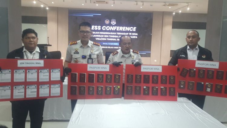 Kantor Imigrasi Bekasi masih melakukan pemeriksaan administratif terhadap 78 Tenaga Kerja Asing (TKA) yang diamankan dalam Operasi Wira Waspada. Operasi tersebut digelar pada 8 April 2026 di salah satu kawasan industri di Kabupaten Bekasi. Hingga sepekan setelah operasi, proses identifikasi dan pendalaman terkait izin tinggal serta aktivitas para TKA tersebut masih berlangsung