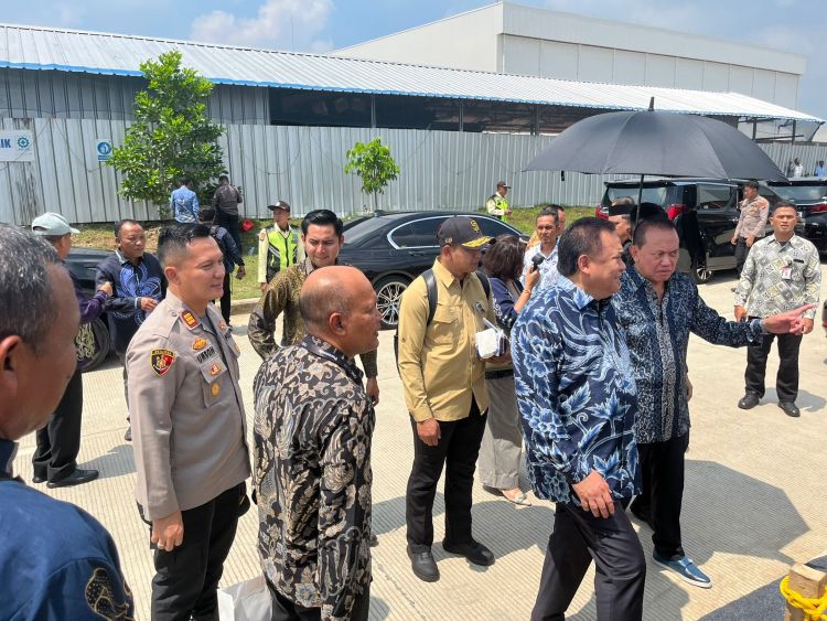 Kapolsek Cikarang Pusat, AKP Elia Umboh memimpin pengamanan dan monitoring kegiatan groundbreaking PT Chateraise Indonesia Manufacturing yang berlangsung di Kawasan Greenland International Industri Center (GIIC), Desa Cicau, Kecamatan Cikarang Pusat, Kabupaten Bekasi, pada Senin (13/04).