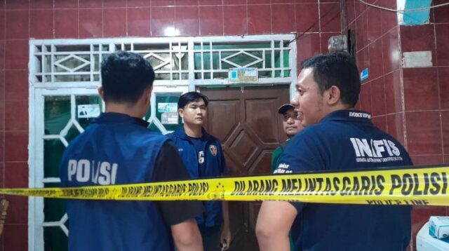 Seorang wanita paruh baya berinisial E (60), yang diketahui berprofesi sebagai pengusaha tenda, ditemukan tewas bersimbah darah di rumahnya di Kampung Utan Salak, Desa Kertamukti, Kecamatan Cibitung, pada Kamis (09/04).