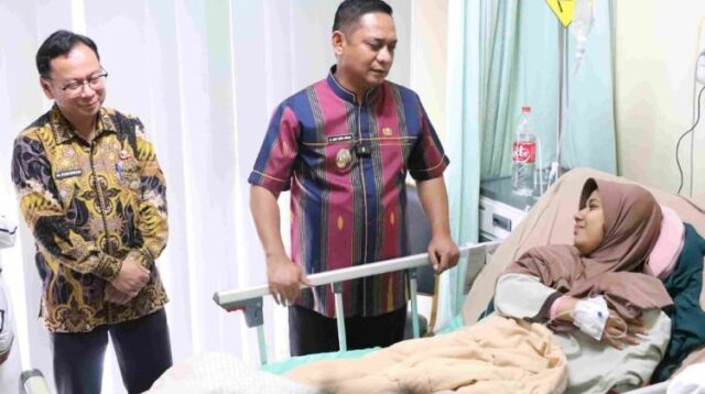 Plt Bupati Bekasi, Asep Surya Atmaja saat menjenguk warga Kabupaten Bekasi yang masih menjalani perawatan di RSUD Chasbullah Abdul Majid, Kamis (30/04).