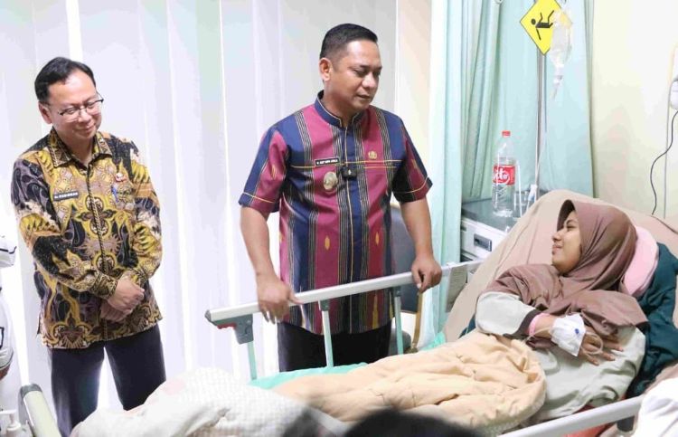 Plt Bupati Bekasi, Asep Surya Atmaja saat menjenguk warga Kabupaten Bekasi yang masih menjalani perawatan di RSUD Chasbullah Abdul Majid, Kamis (30/04).