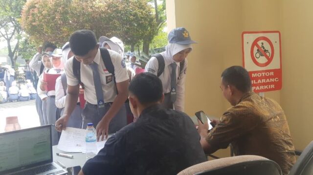 Pelajar SMA di Kabupaten Bekasi berbondong-bondong mendaftarkan diri menjadi Calon Anggota Paskibra tahun angkatan 2026. Pemerintah Daerah dan Purna Paskibra Indonesia (PPI) daerah setempat turut membantu verifikasi berkas para pelajar untuk menghindari kesalahan, mengingat pendaftaran dilakukan secara online dan terpusat.