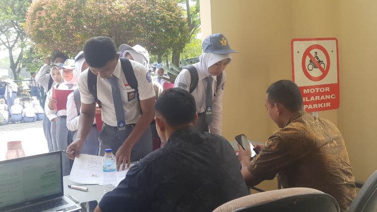Pelajar SMA di Kabupaten Bekasi berbondong-bondong mendaftarkan diri menjadi Calon Anggota Paskibra tahun angkatan 2026. Pemerintah Daerah dan Purna Paskibra Indonesia (PPI) daerah setempat turut membantu verifikasi berkas para pelajar untuk menghindari kesalahan, mengingat pendaftaran dilakukan secara online dan terpusat.