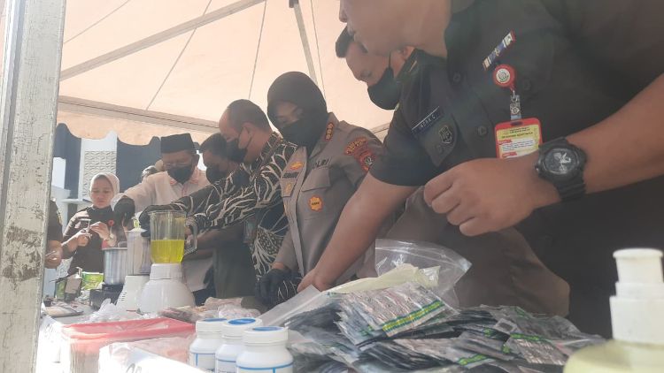 Pemusnahan barang bukti di halaman parkir kantor Kejaksaan Negeri Kabupaten Bekasi, Jumat (10/04).