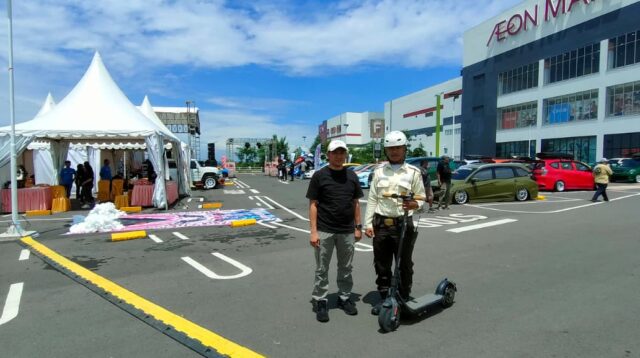 Personil Polsek Cikarang Pusat melaksanakan pelayanan dan monitoring pada kegiatan Auto Contest & 12th Anniversary Mobility yang berlangsung di area Parkir Blok F AEON Mall Deltamas, Desa Hegarmukti, Kecamatan Cikarang Pusat, Kabupaten Bekasi, Minggu (12/04).