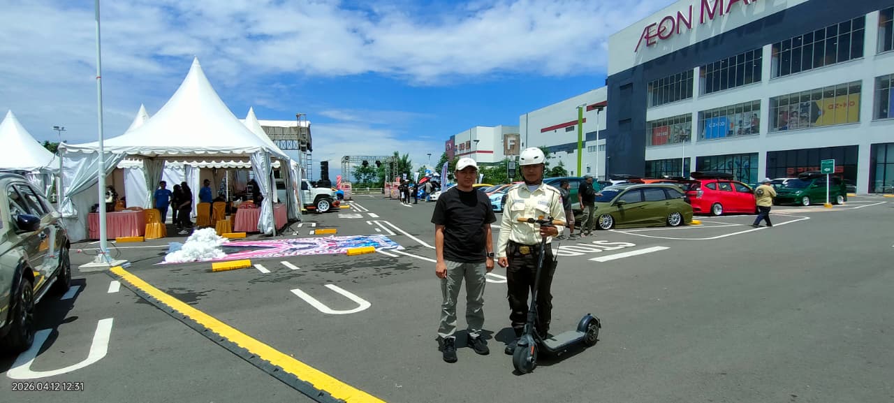 Personil Polsek Cikarang Pusat melaksanakan pelayanan dan monitoring pada kegiatan Auto Contest & 12th Anniversary Mobility yang berlangsung di area Parkir Blok F AEON Mall Deltamas, Desa Hegarmukti, Kecamatan Cikarang Pusat, Kabupaten Bekasi, Minggu (12/04).
