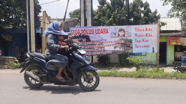 Polusi udara menjadi salah satu dampak lingkungan dari keberadaan pabrik atau industri yang beroperasi berdekatan dengan pemukiman warga di Kabupaten Bekasi.
