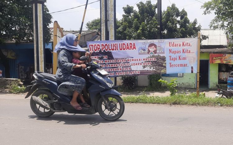 Polusi udara menjadi salah satu dampak lingkungan dari keberadaan pabrik atau industri yang beroperasi berdekatan dengan pemukiman warga di Kabupaten Bekasi.