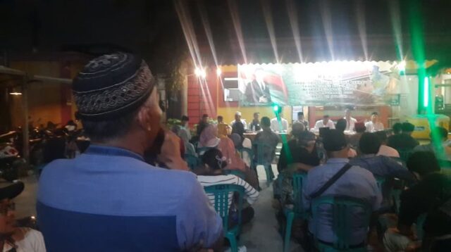 Salah seorang warga memberikan apresiasi kepada Anggota DPRD Kabupaten Bekasi Boby Agus Ramdan saat menghadiri kegiatan reses anggota Fraksi PKB dari Daerah Pemiliha (Dapil) Bekasi 7 tersebut yang digelar di Desa Jatireja, Kecamatan Cikarang Timur,Rabu (29/04) malam.