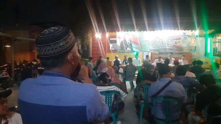 Salah seorang warga memberikan apresiasi kepada Anggota DPRD Kabupaten Bekasi Boby Agus Ramdan saat menghadiri kegiatan reses anggota Fraksi PKB dari Daerah Pemiliha (Dapil) Bekasi 7 tersebut yang digelar di Desa Jatireja, Kecamatan Cikarang Timur,Rabu (29/04) malam.