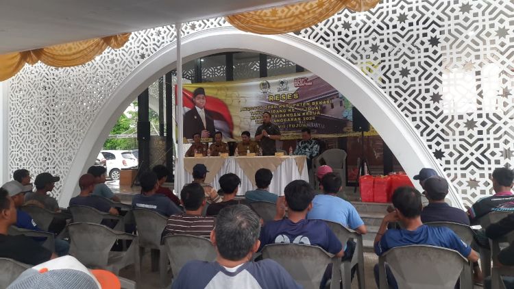 Rudy Rafly dalam kegiatan reses masa persidangan II Tahun Sidang 2026 di pelataran mushola PT Cholyfour Mitra Mandiri di Kampung Citarik, Desa Jatireja, Kecamatan Cikarang Timur, Kabupaten Bekasi, Selasa (28/04) sore.