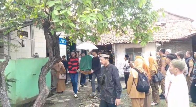 Suasana duka menyelimuti kediaman Nurlaela (30), salah satu korban meninggal dunia dalam kecelakaan antara KRL CommuterLine dan KA Argo Bromo Anggrek. Di kediamannya di Kampung Ceger, RT 02/RW 02, Desa Tanjungbaru, Kecamatan Cikarang Timur, Kabupaten Bekasi, keluarga dan kerabat terus berdatangan untuk bertakziah, Selasa (28/04).