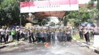 sabuk kamtibmas polres metro bekasi Kegiatan simulasi penanganan aksi unjuk rasa di Mapolres Metro Bekasi dengan pelibatan Sabuk Kamtibmas.