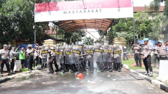Kegiatan simulasi penanganan aksi unjuk rasa di Mapolres Metro Bekasi dengan pelibatan Sabuk Kamtibmas.
