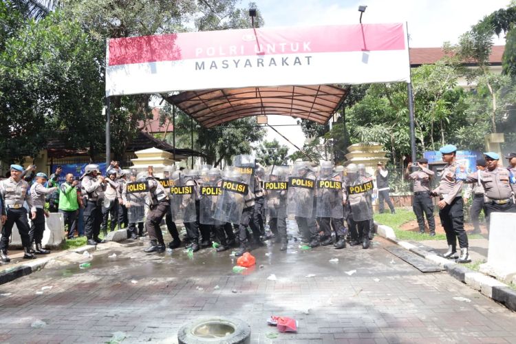 Kegiatan simulasi penanganan aksi unjuk rasa di Mapolres Metro Bekasi dengan pelibatan Sabuk Kamtibmas.