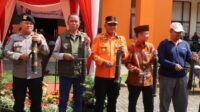 Sejumlah pejabat di lingkungan Pemerintah Kabupaten Bekasi ramai-ramai menabuh kentongan bambu. Kegiatan ini menjadi rangkan digelarnya peringatan Hari Kesiapsiagaan Bencana (HKB) 2026 yang di selenggarakan Badan Penanggulangan Bencana Daerah (BPBD) sebagai sistem peringatan dini tradisional dalam menghadapi bencana.