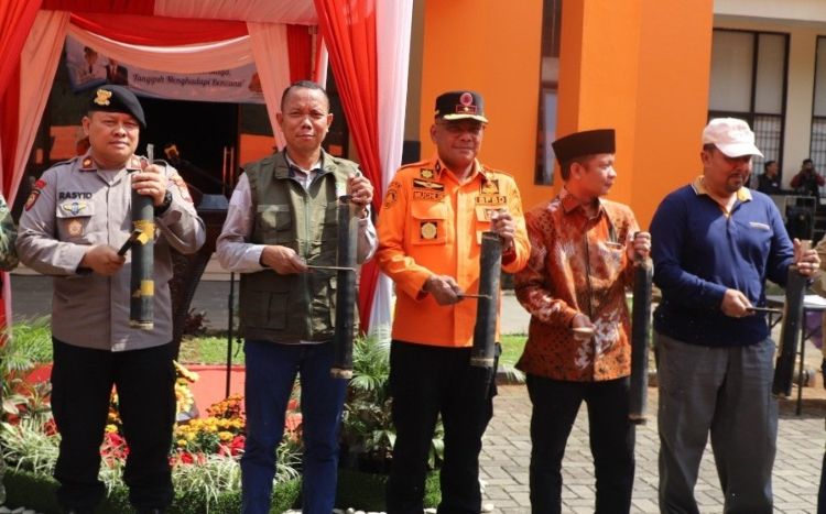 Sejumlah pejabat di lingkungan Pemerintah Kabupaten Bekasi ramai-ramai menabuh kentongan bambu. Kegiatan ini menjadi rangkan digelarnya peringatan Hari Kesiapsiagaan Bencana (HKB) 2026 yang di selenggarakan Badan Penanggulangan Bencana Daerah (BPBD) sebagai sistem peringatan dini tradisional dalam menghadapi bencana.