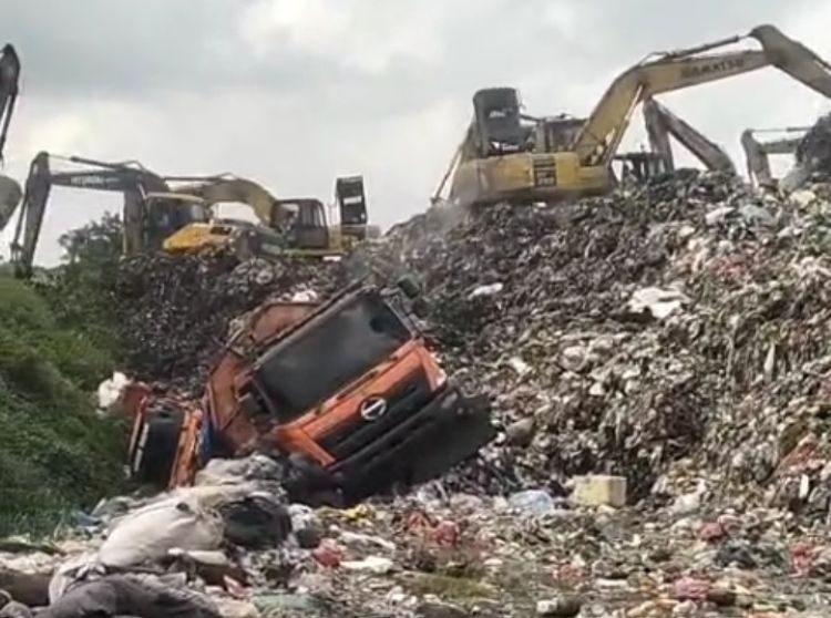 Komisi II DPRD Kota Bekasi mendesak Pemerintah Kota Bekasi dan Pemerintah Provinsi DKI Jakarta untuk segera mengambil langkah cepat terkait musibah longsor yang kembali terjadi di TPST Bantargebang.