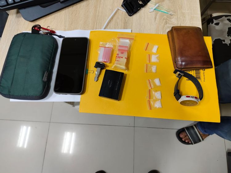Dalam pemeriksaan dan penggeledahan terhadap tas yang dibawa N alias I, petugas kepolisian menemukan enam paket plastik klip berisi sabu, dua unit telepon genggam, satu timbangan digital, satu pak plastik klip kosong, satu unit sepeda motor, serta satu tas selempang berwarna hijau.