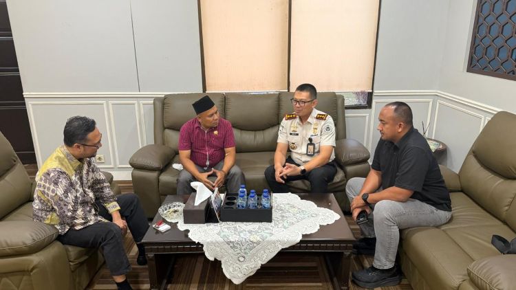 Ketua DPRD Kabupaten Bekasi, Ade Sukron didampingi Wakil Ketua II DPRD Kabupaten Bekasi, Usup Supriatna saat menerima kunjungan kerja Kepala Kantor Imigrasi Kelas I Non-TPI Bekasi dan jajaran, Selasa (19/05).