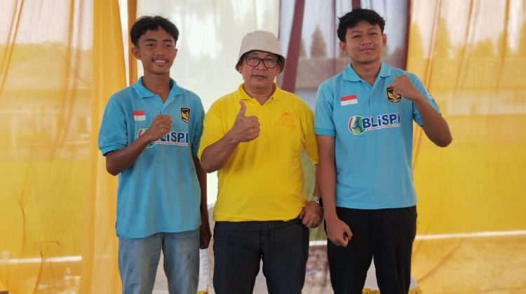 Ketua Askab PSSI Bekasi, Hamun Sutisna diapit dua pesepakbola muda berbakat asal Kabupaten Bekasi, Muhamad Aksel Alfareezal dan Moehamad Irsyad Maulana