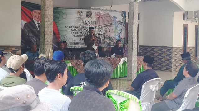 Anggota DPRD Kabupaten Bekasi dari Fraksi Partai Bintang Persatuan Buruh, Sarif Marhaendi saat menggelar reses masa sidang kedua tahun anggaran 2026 di wilayah Desa Cijengkol, Kecamatan Setu, Kabupaten Bekasi, Sabtu (02/05).