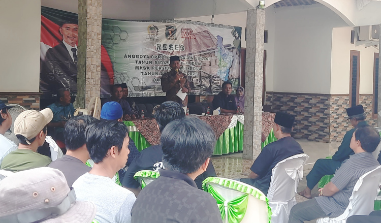 Anggota DPRD Kabupaten Bekasi dari Fraksi Partai Bintang Persatuan Buruh, Sarif Marhaendi saat menggelar reses masa sidang kedua tahun anggaran 2026 di wilayah Desa Cijengkol, Kecamatan Setu, Kabupaten Bekasi, Sabtu (02/05).