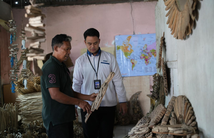 Melalui Ulu Sari Handicraft, nasabah PNM UlaMM Denpasar, Wayan Sudira mengolah limbah kayu laut menjadi produk kerajinan bernilai jual tinggi.