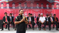 Plt Bupati Bekasi, Asep Surya Atmaja saat memantau langsung proses pemilihan BPD serentak se-Kabupaten Bekasi periode 2026-2034 di Desa Cipayung, Kecamatan Cikarang Timur, Sabtu (23/05).