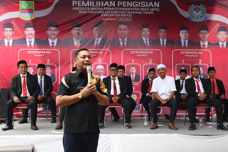 Plt Bupati Bekasi, Asep Surya Atmaja saat memantau langsung proses pemilihan BPD serentak se-Kabupaten Bekasi periode 2026-2034 di Desa Cipayung, Kecamatan Cikarang Timur, Sabtu (23/05).