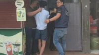 Petugas dari Unit Reskrim Polsek Cikarang Selatan saat menggelandang terduga pelaku MR (31).