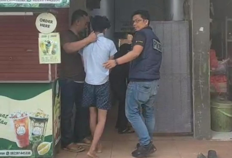 Petugas dari Unit Reskrim Polsek Cikarang Selatan saat menggelandang terduga pelaku MR (31).