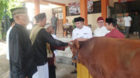 Penyerahan secara simbolis hewan kurban dari PT Lippo Cikarang Tbk. Hewan kurban berupa satu ekor sapi tersebut diserahkan Camat Cikarang Selatan, Muhammad Said kepada perwakilan warga sekitar.