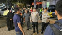 Petugas kepolisian saat memberikan imbauan kamtibmas kepada para pelaku usaha dan pengunjung rumah makan di Desa Jayamukti, Kecamatan Cikarang Pusat untuk meningkatkan kewaspadaan terhadap berbagai potensi tindak kejahatan.