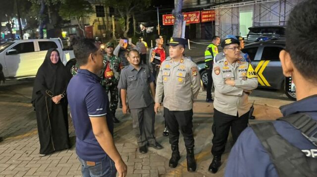 Petugas kepolisian saat memberikan imbauan kamtibmas kepada para pelaku usaha dan pengunjung rumah makan di Desa Jayamukti, Kecamatan Cikarang Pusat untuk meningkatkan kewaspadaan terhadap berbagai potensi tindak kejahatan.