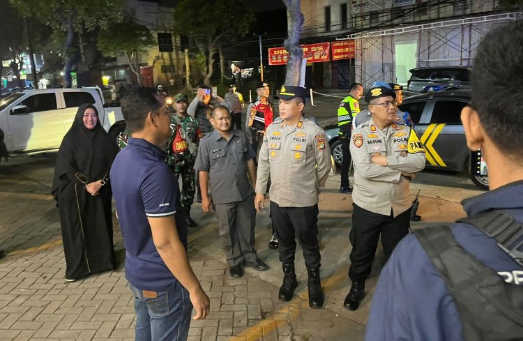 Petugas kepolisian saat memberikan imbauan kamtibmas kepada para pelaku usaha dan pengunjung rumah makan di Desa Jayamukti, Kecamatan Cikarang Pusat untuk meningkatkan kewaspadaan terhadap berbagai potensi tindak kejahatan.