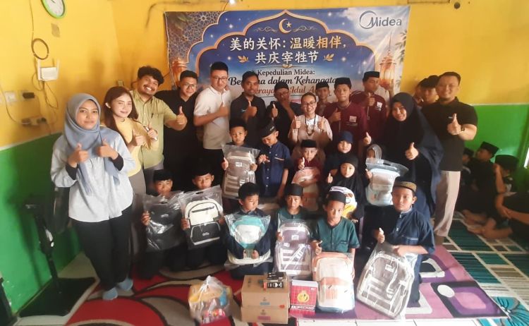 PT. Jaya Refrigeration Equipment (Midea Indonesia) menyalurkan bantuan sosial untuk puluhan anak yatim dan dhuafa di Asrama Yatim Rumah Harapan yang terletak di Jalan Imam Bonjol, Desa Sukadanau, Kecamatan Cikarang Barat, Kabupaten Bekasi, Selasa (26/05) pagi.