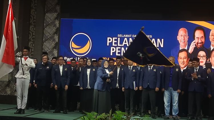 Siti Qomariyah, yang saat ini juga menjabat sebagai Anggota DPRD Provinsi Jawa Barat, dipercaya memimpin DPD NasDem Kabupaten Bekasi periode 2026 - 2029.