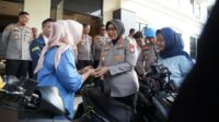 Kapolres Metro Bekasi, Kombes Sumarni saat menyerahkan sepeda motor warga yang berhasil diamankan usai dilaporkan hilang digasak pencuri belum lama ini.