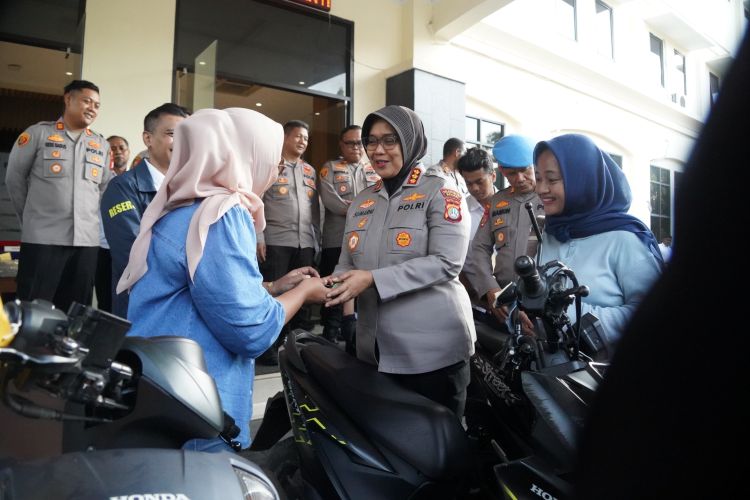 Kapolres Metro Bekasi, Kombes Sumarni saat menyerahkan sepeda motor warga yang berhasil diamankan usai dilaporkan hilang digasak pencuri belum lama ini.
